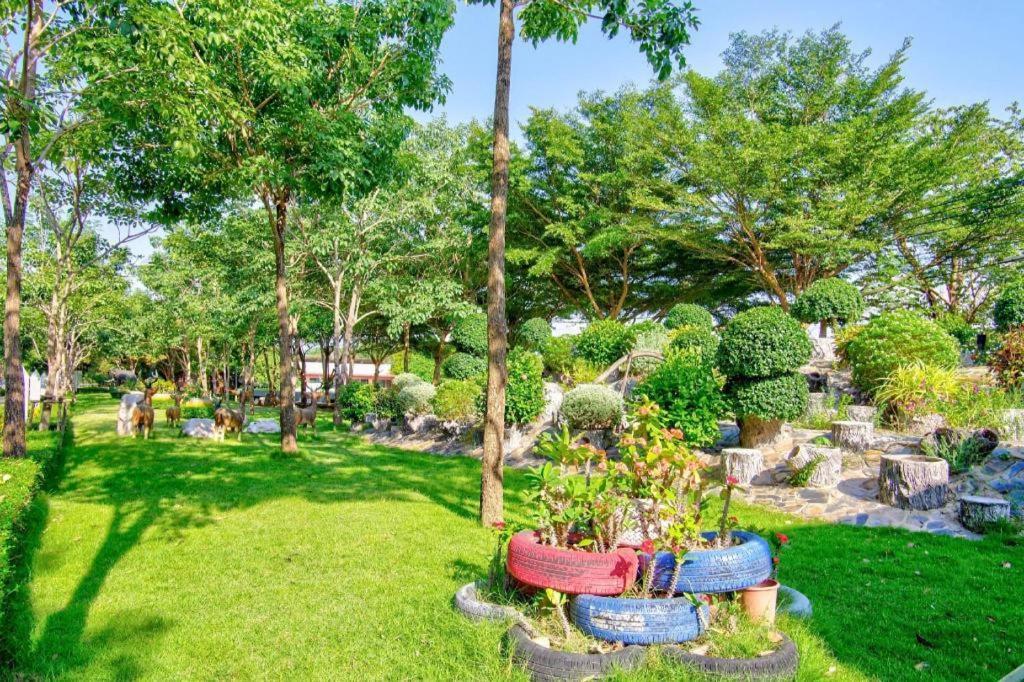 Thaiasia Goldensea Resort Ayutthaya Bagian luar foto